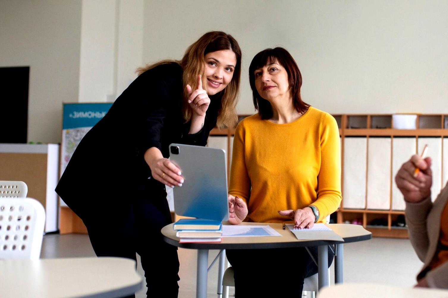 Espace de travail moderne adapté pour la formation à distance avec équipement professionnel